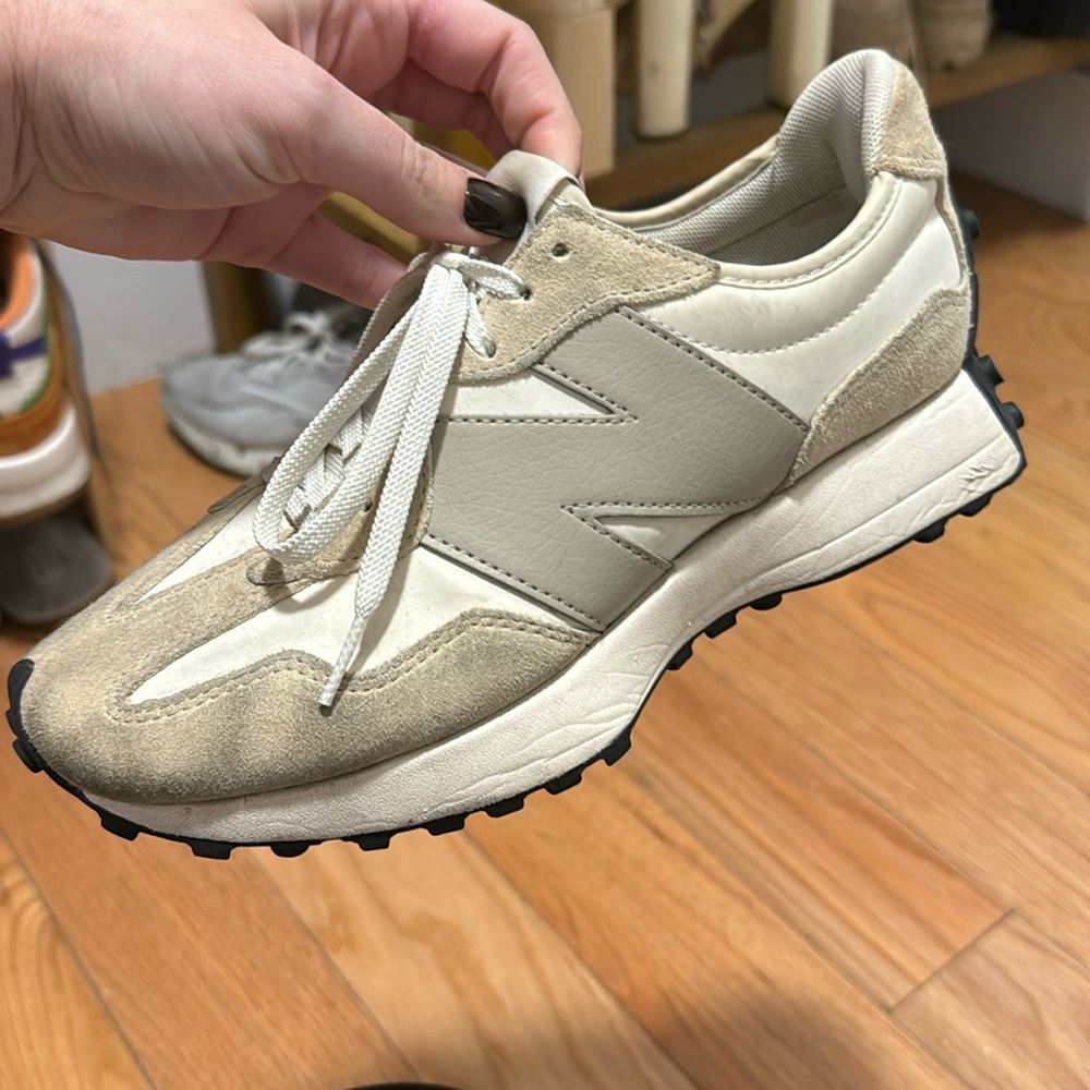 Women’s New Balance sneakers - Beige & White, Size 9